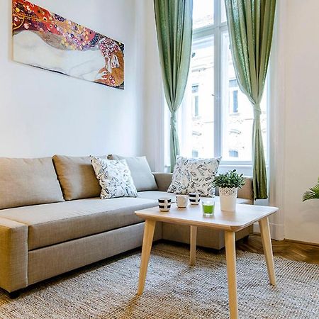 Cozy 2 Bedroom Apartment In Terez Boulevard. Βουδαπέστη Εξωτερικό φωτογραφία